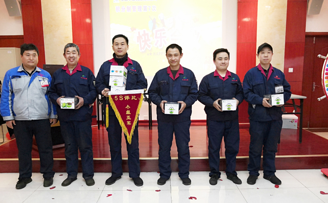 為5S管理PK冠軍及5S標(biāo)兵人員頒獎(jiǎng)。