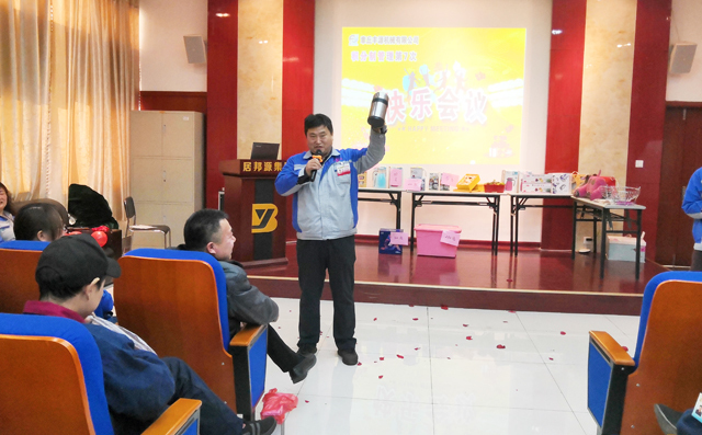 在拍賣師同事的帶領(lǐng)下全體員工進(jìn)行物品競(jìng)拍