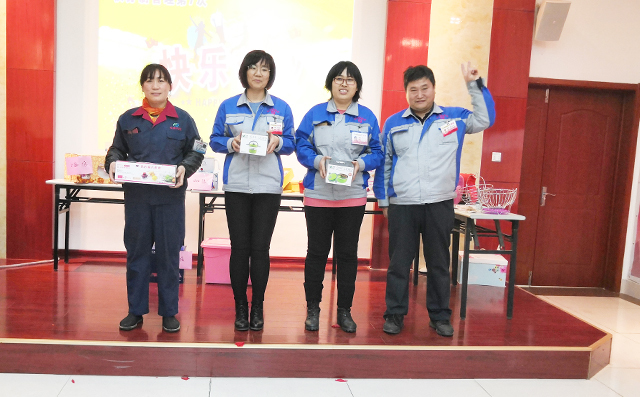 女同胞進(jìn)行抽獎(jiǎng)