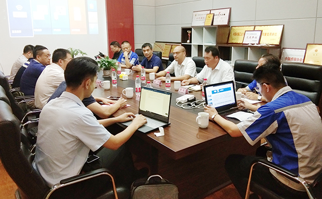 暨揭牌儀式之后校領(lǐng)導(dǎo)章丘區(qū)領(lǐng)導(dǎo)在山東居邦源機械集團董事長景奉國的引領(lǐng)下進行座談，會議指出國以才立，政以才治，業(yè)以才興，創(chuàng)新驅(qū)動的實質(zhì)是人才驅(qū)動。