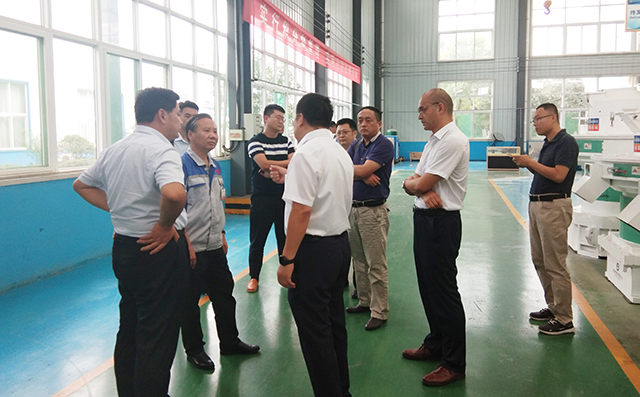 在集團董事長景奉國的引領(lǐng)下大家對公司進行了參觀。