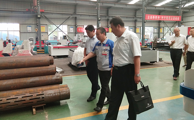 在集團董事長景奉國的引領(lǐng)下大家對公司進行了參觀。