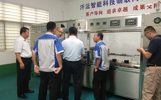 在集團董事長景奉國的引領(lǐng)下大家對公司進行了參觀。